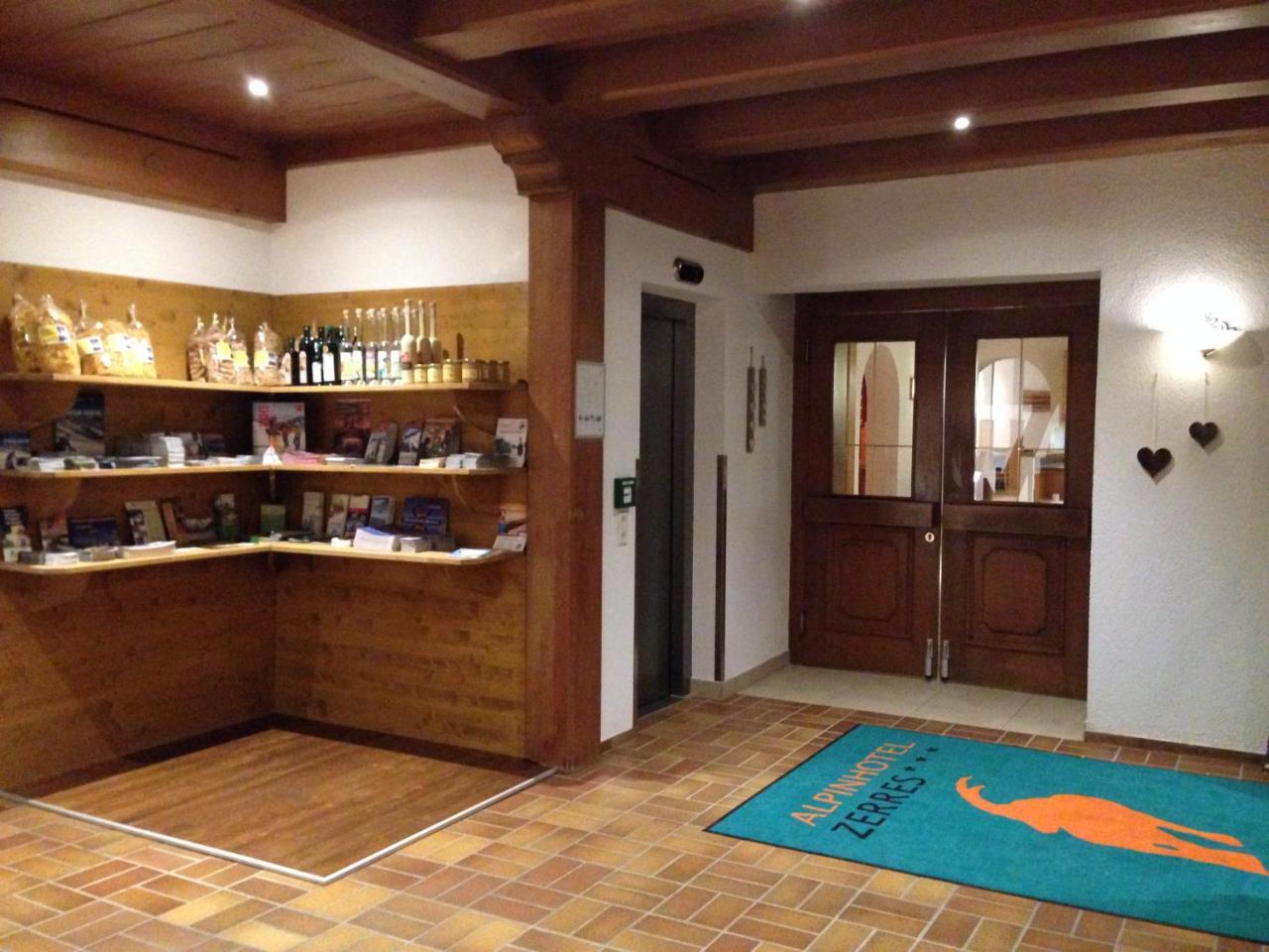 Hotel Zerres Partenen Buitenkant foto